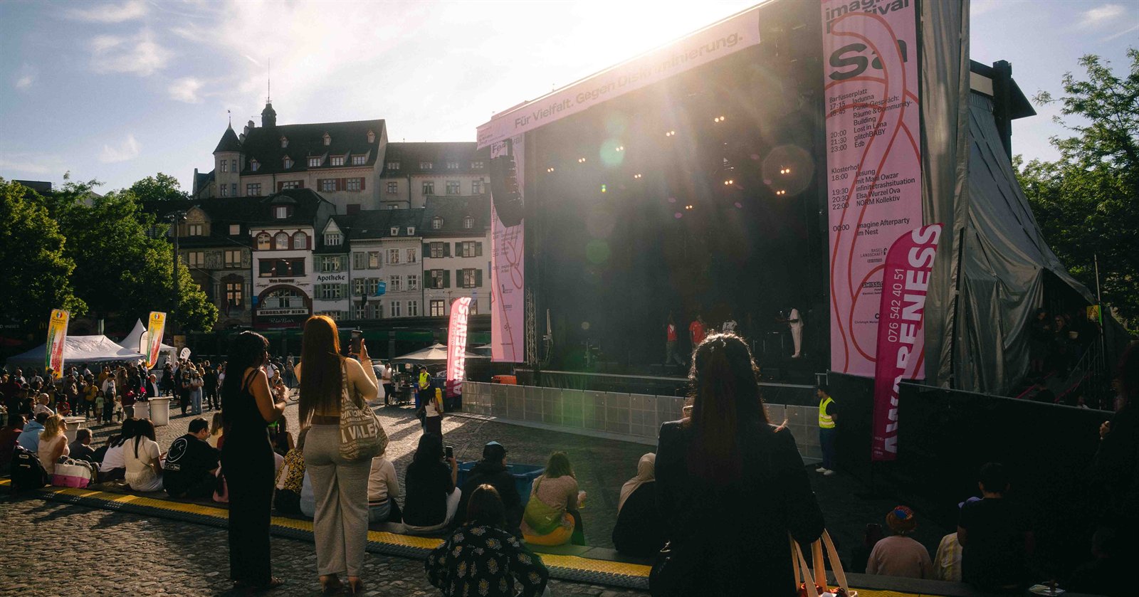 Hauptbühne und Publikum auf dem Barfüsserplatz, Imagine Festival Basel